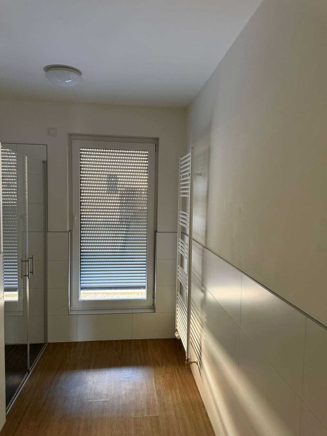 Duschbad Fenster mit Rolladen